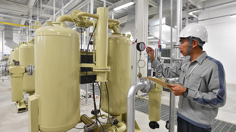 Technicien contrôlant un circuit d’air comprimé