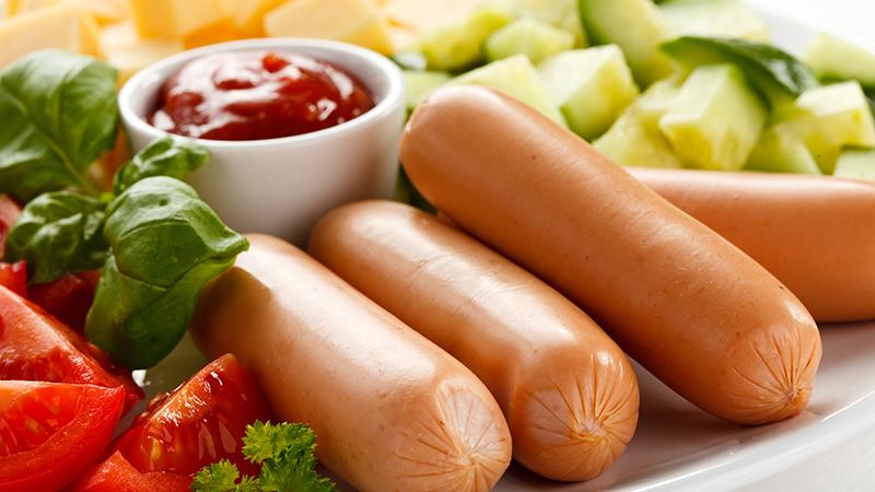 Saucisses, tomates et ketchup