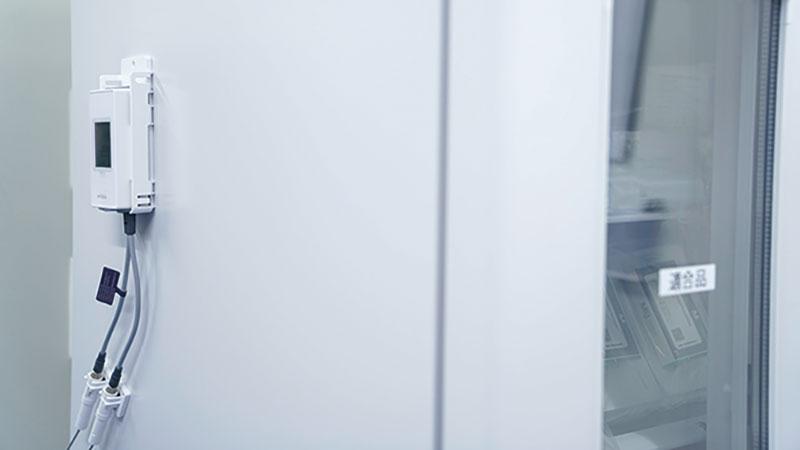 Refrigerator monitoring system with alarm